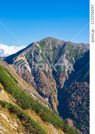 喜作新道から見る大天井岳 北アルプス表銀座縦走の槍ヶ岳登山 喜作新道から見る大天井岳 北アルプス表銀座縦走の槍ヶ岳登山 123256897
