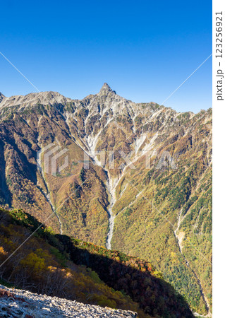 喜作新道から見る黄葉の槍ヶ岳 北アルプス表銀座縦走の槍ヶ岳登山 喜作新道から見る黄葉の槍ヶ岳 北アルプス表銀座縦走の槍ヶ岳登山 123256921