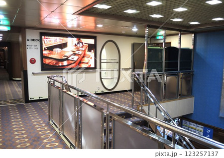 【パンスタークルーズ】パンスタードリームの船内の階段 123257137