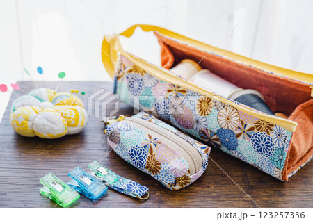 手作りの裁縫道具入れと小物入れ 手作りの裁縫道具入れと小物入れ 123257336