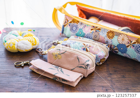 手作りの裁縫道具入れと小物入れ 123257337