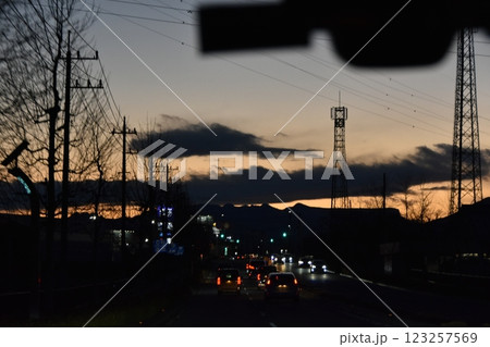 旅行の帰り道　夕暮れのたくさんの車のヘッドライト 123257569