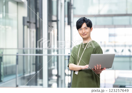 オフィスで働く若いエンジニア　撮影協力:スカパー東京メディアセンター 123257649