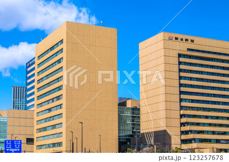 日本の東京都市景観　朝日新聞社などを望む。同社前には築地市場跡地が広がる… 123257678