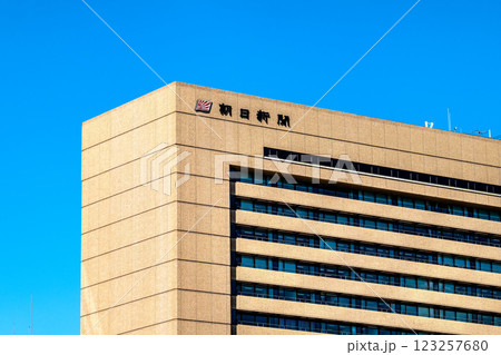 日本の東京都市景観　朝日新聞社などを望む。同社前には築地市場跡地が広がる… 123257680