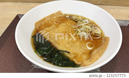 お店で食べる温かいキツネそば お店で食べる温かいキツネそば 123257773