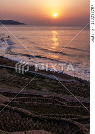 石川県輪島市　白米千枚田　海と棚田の夕景　3月 123257797