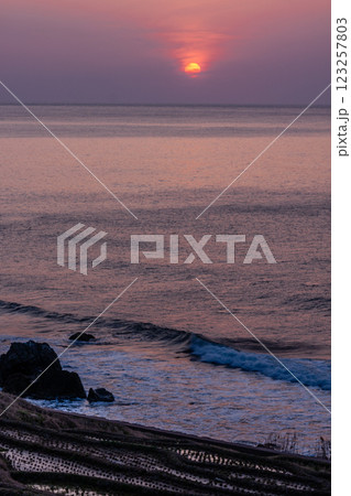 石川県輪島市 白米千枚田 海と棚田の夕景 3月 石川県輪島市 白米千枚田 海と棚田の夕景 3月 123257803