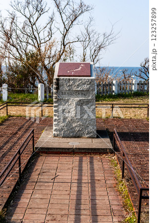 石川県奥能登　晴天の禄剛埼灯台　3月 123257899