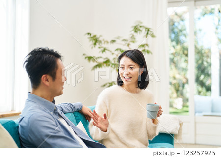 ソファーでくつろぐ夫婦 123257925