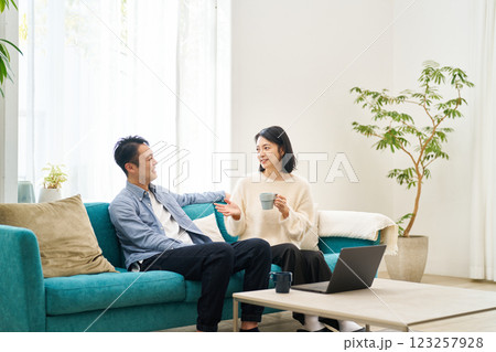 ソファーでくつろぐ夫婦 ソファーでくつろぐ夫婦 123257928