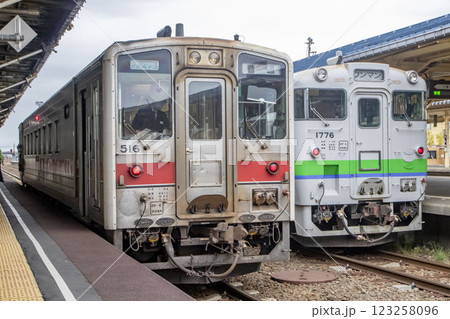 JR釧路駅のキハ54とキハ40 123258096