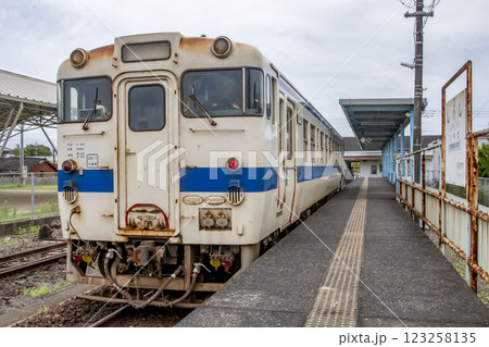 JR日南線志布志駅のキハ40 123258135