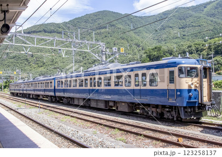 しなの鉄道線戸倉駅の115系電車 123258137