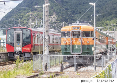 しなの鉄道線坂城駅の169系電車とSR1系 しなの鉄道線坂城駅の169系電車とSR1系 123258142