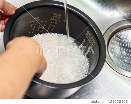 お米を研ぐ様子 お米を研ぐ様子 123258198