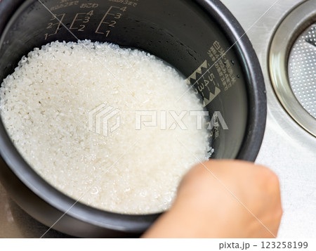 お米を研ぐ様子 123258199
