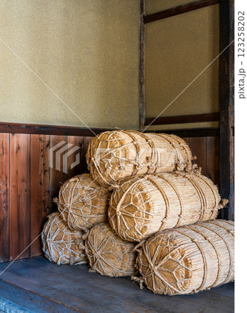 古民家に積まれた米俵 123258202