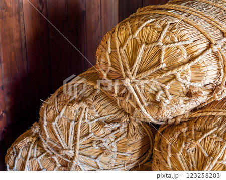 古民家に積まれた米俵 123258203