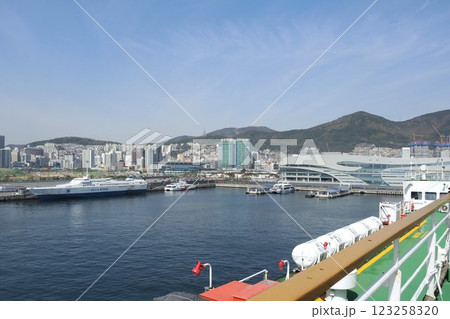 【韓国】パンスタークルーズから眺める「釜山港国際旅客ターミナル クルーズ船搭乗場」 123258320