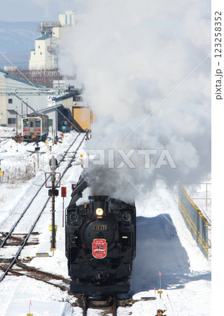 25周年を迎えたSL冬の湿原号　釧網本線　SL列車　蒸気機関車　C11 171 123258352