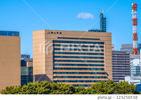 日本の東京都市景観 朝日新聞社などを望む。同社前には築地市場跡地が広がる… 日本の東京都市景観 朝日新聞社などを望む。同社前には築地市場跡地が広がる… 123258538