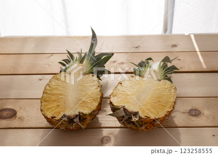 カットしたパイナップル 123258555