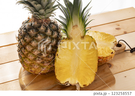 カットしたパイナップル 123258557