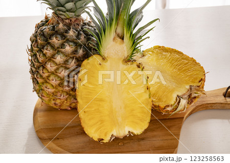 カットしたパイナップル 123258563