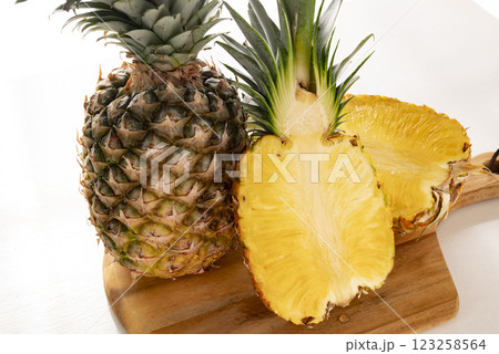 カットしたパイナップル カットしたパイナップル 123258564