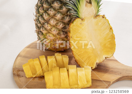 カットしたパイナップル 123258569