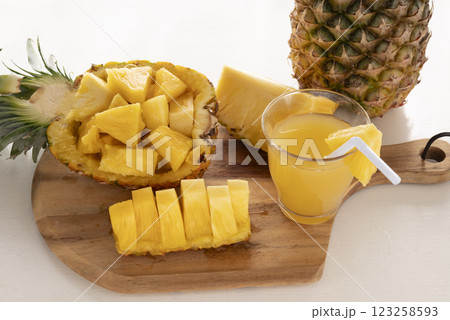 新鮮な果物とジュース 123258593