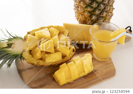 新鮮な果物とジュース 新鮮な果物とジュース 123258594