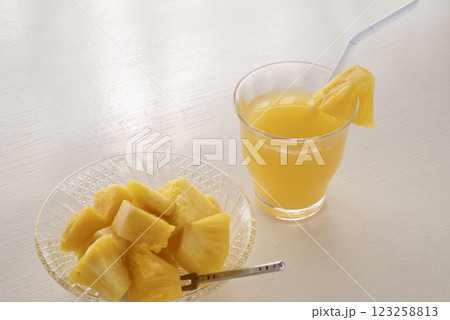 新鮮なパイナップルとジュース 123258813