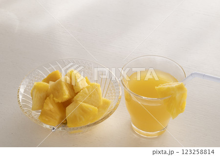 新鮮なパイナップルとジュース 123258814
