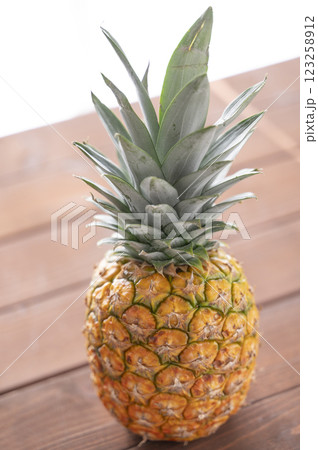 新鮮なパイナップル 123258912