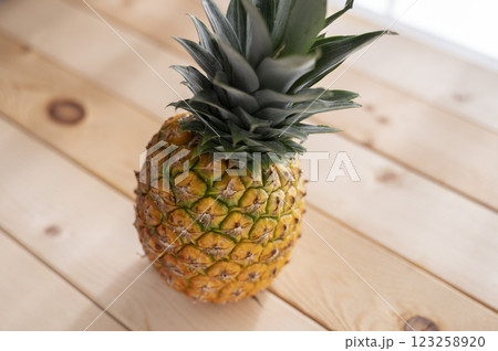 新鮮なパイナップル 123258920