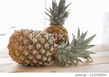 新鮮なパイナップル 123258934