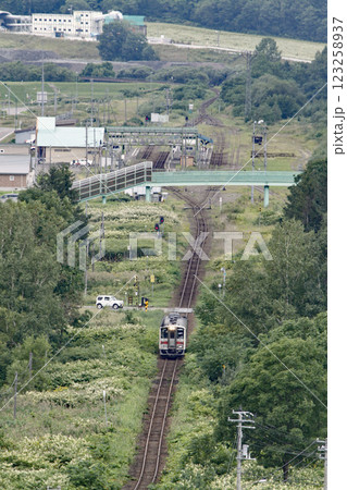 音威子府駅を後に南を目指す宗谷本線普通列車　宗谷本線　キハ54 123258937