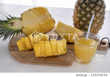 カットパイナップルとパインジュース カットパイナップルとパインジュース 123259259