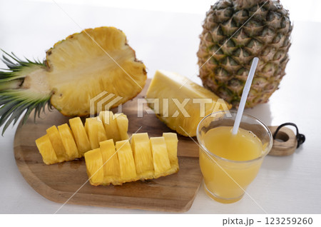 カットパイナップルとパインジュース カットパイナップルとパインジュース 123259260