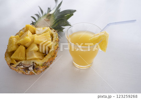 カットパイナップルとパインジュース カットパイナップルとパインジュース 123259268