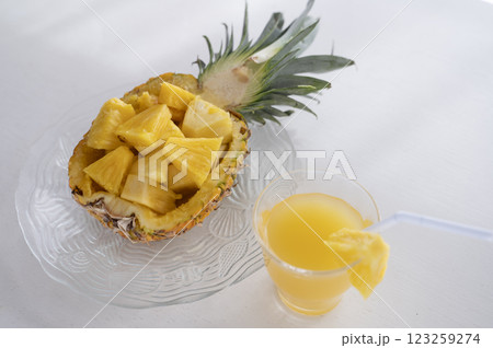 カットパイナップルとパインジュース 123259274
