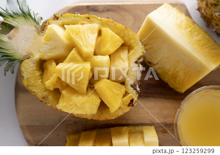 芯まで食べられるカットされたパイナップル 123259299