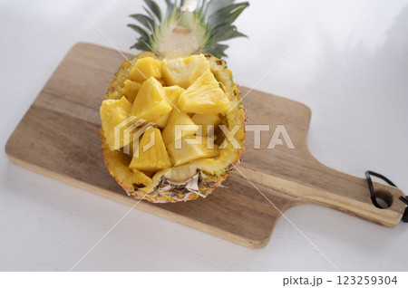芯まで食べられるカットされたパイナップル 123259304