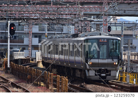 天王寺駅に到着するJR阪和線 223系2500番台 123259370