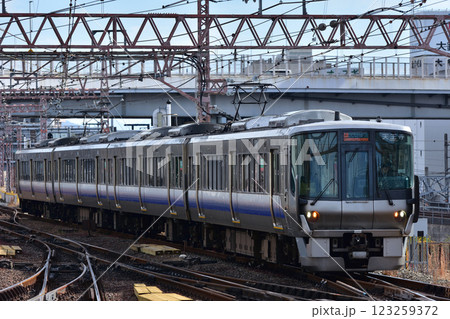 天王寺駅に到着するJR阪和線 223系2500番台 天王寺駅に到着するJR阪和線 223系2500番台 123259372