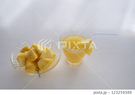カットしたパイナップルとパインジュース 123259389