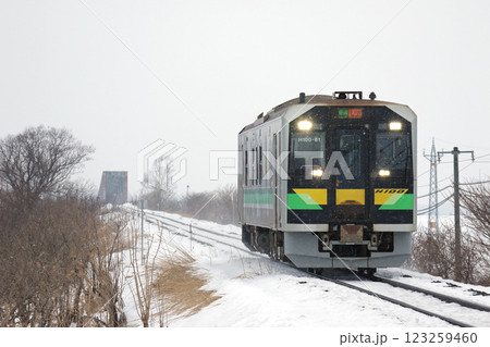 十勝川鉄橋を抜け冬景色を駆ける根室本線普通列車　JR北海道一般形気動車　H100　DECMO 123259460