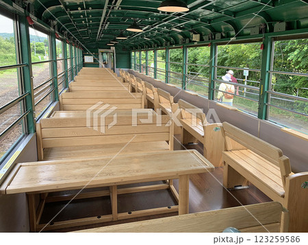 釧路湿原ノロッコ号車内　木製テーブル　木製チェア　釧網本線　観光列車 123259586